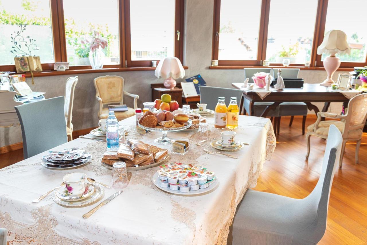 Bed and Breakfast Il Sasso Bianco Comerio Exterior foto